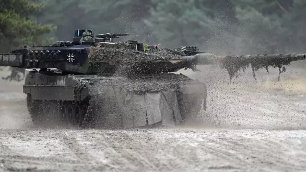 俄军将一辆“豹”式坦克沉入赫尔松郊区的沼泽地里 - 俄罗斯卫星通讯社