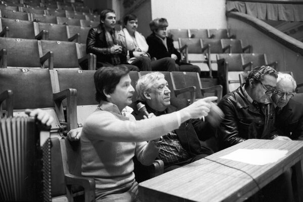 1984年，莫斯科马戏团团长尤里·尼库林在现场指导排练新节目。 - 俄罗斯卫星通讯社