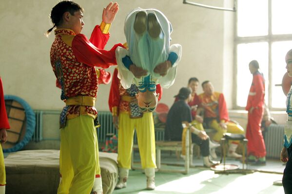 蒙古杂技演员在乌兰巴托国家马戏团排练。 - 俄罗斯卫星通讯社