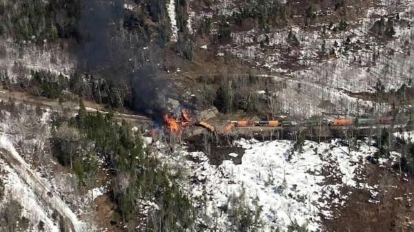 美国一列运载危险品的火车在缅因州脱轨并引发火灾 - 俄罗斯卫星通讯社