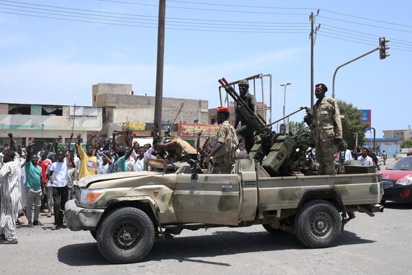 2023年4月16日，苏丹人民迎接苏丹武装部队总司令阿卜杜勒·法塔赫·布尔汉的军队士兵。 - 俄罗斯卫星通讯社