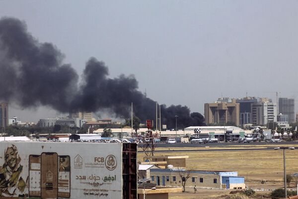 苏丹喀土穆机场升起浓烟。 - 俄罗斯卫星通讯社