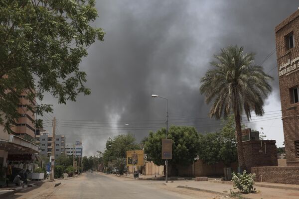 喀土穆市空荡的街道和升起的浓烟。 - 俄罗斯卫星通讯社