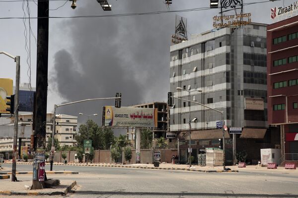 喀土穆市内升起浓烟。 - 俄罗斯卫星通讯社