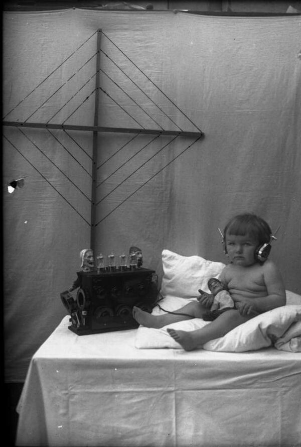 1924年，一名儿童在收听广播。 - 俄罗斯卫星通讯社