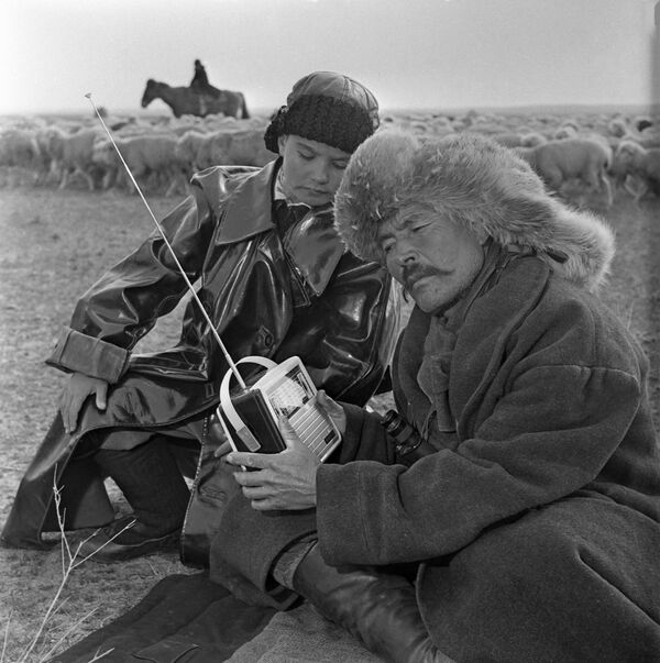 哈萨克苏维埃社会主义共和国。牧羊人在收听广播。 - 俄罗斯卫星通讯社
