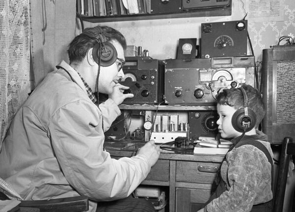 无线电操作员瓦西里·米申科和他的儿子在接收信号。 - 俄罗斯卫星通讯社