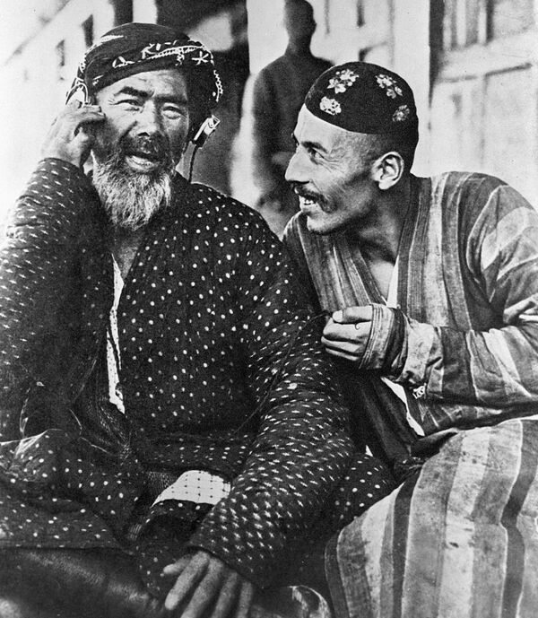 1936年，乌兹别克苏维埃社会主义共和国塔什干的居民在收听全联盟广播。 - 俄罗斯卫星通讯社