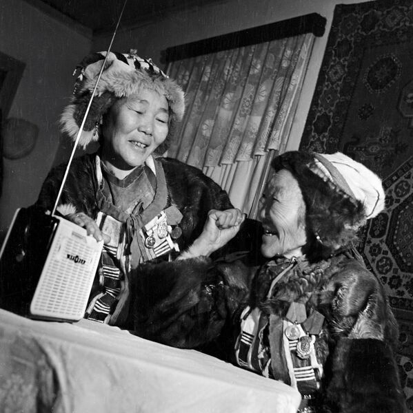 “极地之星&quot;国营农场的一对母女在收听广播。 - 俄罗斯卫星通讯社