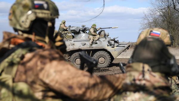 俄侦察队拍下阿夫杰耶夫卡方向被摧毁的乌军装甲车 - 俄罗斯卫星通讯社