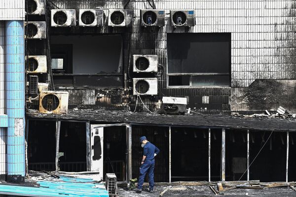 調查人員在北京長峰醫院檢查火災後的損毀情況 - 俄羅斯衛星通訊社