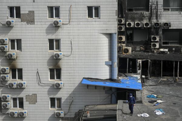 調查人員在北京長峰醫院裡檢查被燒毀的地方 - 俄羅斯衛星通訊社