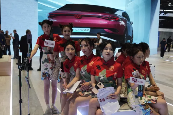 2023年4月18日，上海车展上，中国视频博主群集在公共汽车展台前。全天下以及中国的汽车制作商妄想在上海车展上推出十多少款新型电动suv、轿车以及高功能轿跑，这是他们四年来在已经成为研发电动汽车、自动驾驶汽车以及其余技术的市场上的初次周全销售行动。(Ng Han Guan/美联社) - 俄罗斯卫星通讯社