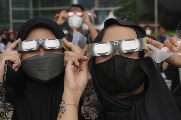 东帝汶帝力，人们戴着防护眼镜观看日食。 - 俄罗斯卫星通讯社
