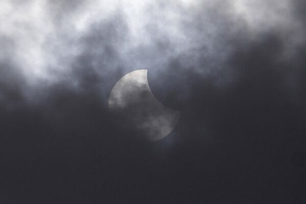 透过印尼雅加达上空的云层可以看到日食。 - 俄罗斯卫星通讯社