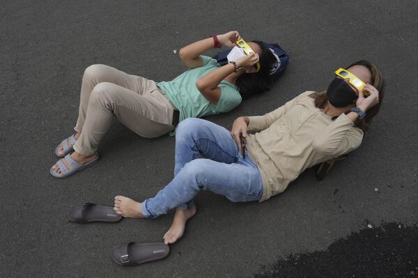 东帝汶帝力，人们戴着防护眼镜观看日食。 - 俄罗斯卫星通讯社