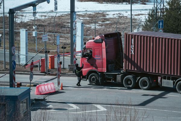 芬兰伊马特拉，一辆卡车在俄罗斯-芬兰边境检查站接受检查。 - 俄罗斯卫星通讯社