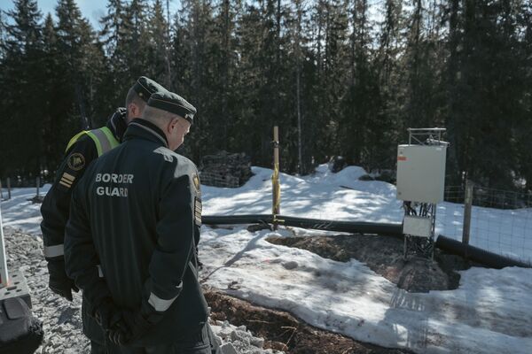 芬蘭伊馬特拉，芬蘭邊防軍檢查芬俄邊境的工段。 - 俄羅斯衛星通訊社