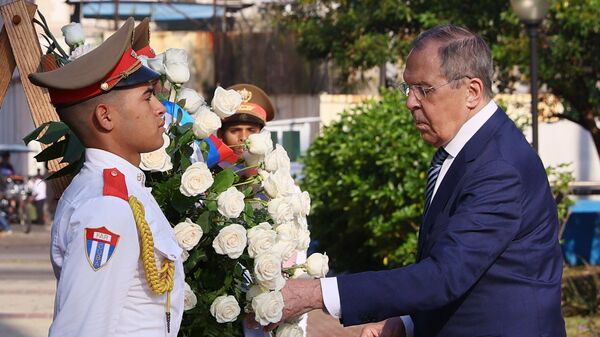 拉夫罗夫在哈瓦那向何塞•马蒂纪念碑敬献花圈  - 俄罗斯卫星通讯社