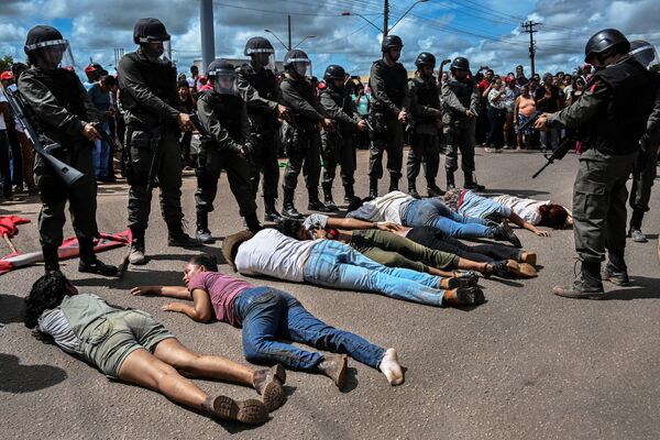 2023年4月17日，巴西帕拉州的Eldorado dos Carajas，數十名無地農民運動（MST）活動家和比利時根特劇院的喜劇演員重演了Eldorado dos Carajas大屠殺——27年前，19名MST成員在與警察的衝突中被殺害。 - 俄羅斯衛星通訊社