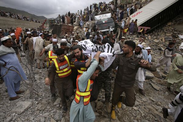2023年4月18日，巴基斯坦托尔卡姆边境城镇附近发生山体滑坡，救援人员和志愿者在从废墟中抬出一具尸体。 - 俄罗斯卫星通讯社