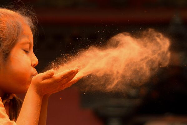 2023年4月15日，加德滿都郊區，一名尼泊爾人灑朱砂粉慶祝畢斯基(BisketJatra)節。 - 俄羅斯衛星通訊社