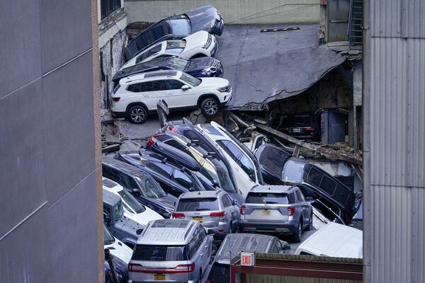2023年4月18日，纽约金融区的一个停车场发生坍塌，汽车堆叠在一起。 - 俄罗斯卫星通讯社