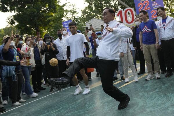 2023年4月20日，泰國總理巴育在曼谷市中心大選競選活動中玩“sepak takraw”，也被稱為踢排球。他將在今年5月14日的大選中競選連任。 - 俄羅斯衛星通訊社