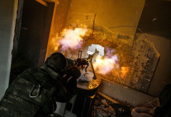 一名“瓦格納”集團戰士用DShK機槍向敵人射擊。 - 俄羅斯衛星通訊社