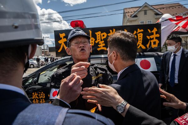 2023年4月16日，日本長野縣，警察阻止一名右翼活動家接近那些反對即將舉行的七國集團外長會的抗議者。 - 俄羅斯衛星通訊社