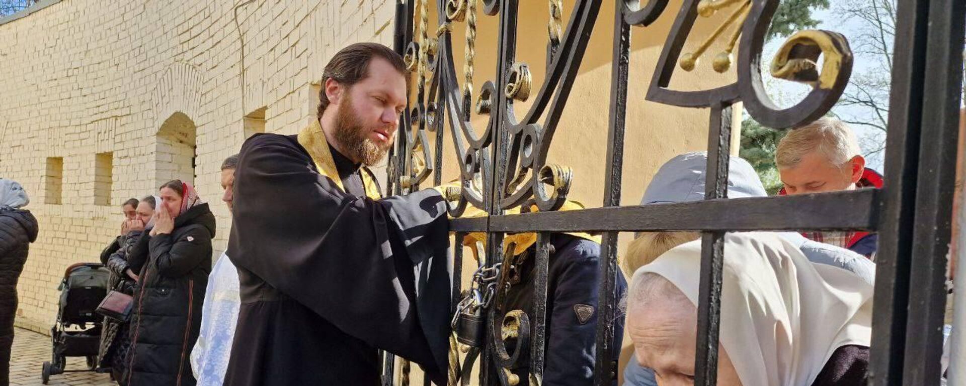 烏克蘭當局將信徒鎖在基輔佩喬爾斯克修道院的一座教堂內 - 俄羅斯衛星通訊社, 1920, 21.04.2023