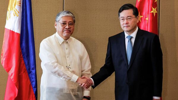 菲律宾外长马纳罗和中国国务委员兼外交部长秦刚（右） - 俄罗斯卫星通讯社