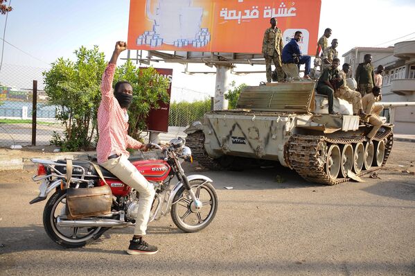 4月20日，一名男子开车靠近由阿卜杜勒·法塔赫·布尔汉领导的正规军士兵，他们在苏丹港驻守。 - 俄罗斯卫星通讯社