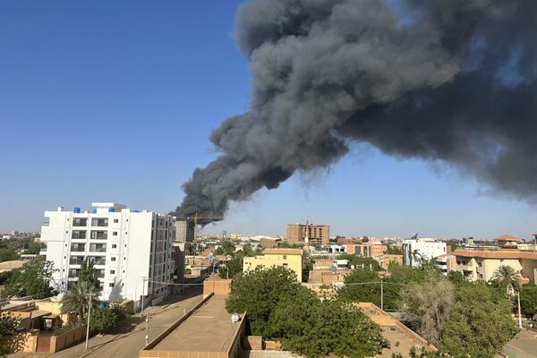 4月19日，24小时停火协议破裂后，两军战斗继续，喀土穆机场附近的建筑物后面升起一团烟雾。 - 俄罗斯卫星通讯社
