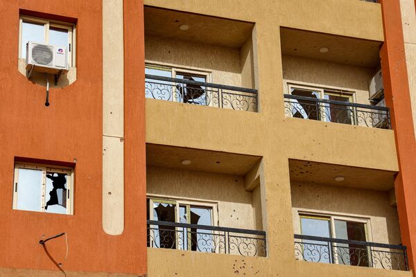 4月18日，苏丹正规军与快速反应部队交战时，喀土穆一栋住宅楼的窗户被打破。 - 俄罗斯卫星通讯社