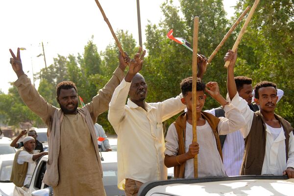 4月20日，人们在苏丹港为忠于阿卜杜勒·法塔赫·布尔汉领导的正规军高级将领欢呼。 - 俄罗斯卫星通讯社