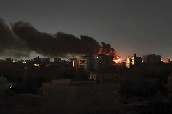 4月16日，苏丹喀土穆发生冲突后，大火燃烧，浓烟从地平线上升起。 - 俄罗斯卫星通讯社