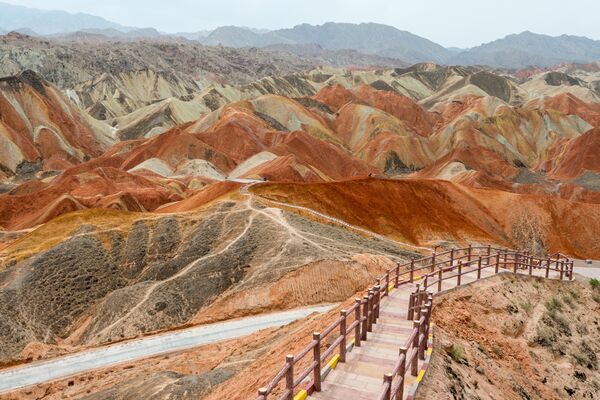 中国东南部和西南部的丹霞地貌，是一种有陡崖的陆相红层地貌。这种地貌看起来很像在石灰岩下形成的喀斯特地貌。 - 俄罗斯卫星通讯社