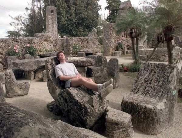 1999年2月4日，在佛罗里达州霍姆斯特德的珊瑚城堡，一名男子在一张“阅读椅”上放松。这座城堡是美国大型石头建筑的最佳典范之一。 - 俄罗斯卫星通讯社