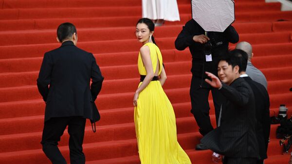 中国女演员周冬雨参加北京国际电影节开幕红毯仪式 - 俄罗斯卫星通讯社
