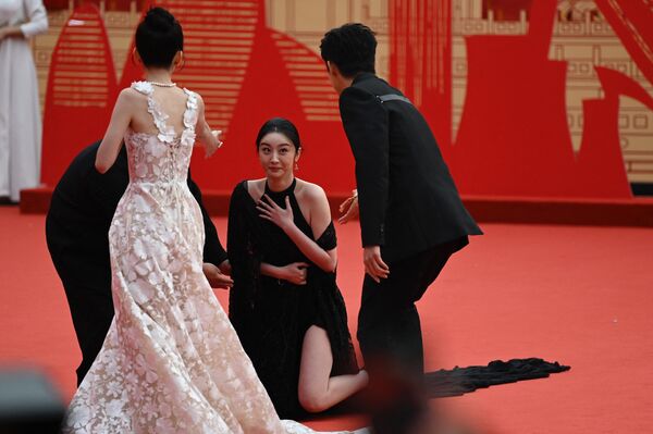 中國演員趙小棠在北京國際電影節開幕紅毯儀式中不慎跌倒。 - 俄羅斯衛星通訊社