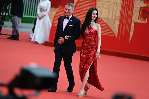 2023年4月21日，宝格丽全球销售与零售执行副总裁雷里奥·嘉文（左）与中国女演员古力娜扎一同亮相第十三届北京国际电影节开幕红毯。（摄影：Jade GAO / 法新社） - 俄罗斯卫星通讯社