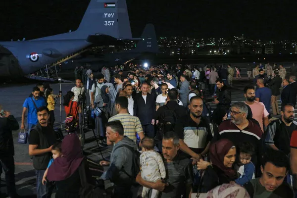 从苏丹撤离的人员抵达约旦安曼军用机场。 - 俄罗斯卫星通讯社