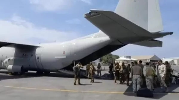 意大利士兵准备从苏丹喀土穆机场撤离本国公民。 - 俄罗斯卫星通讯社