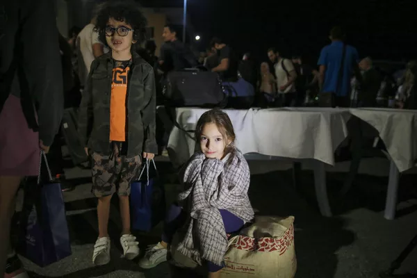 从苏丹撤离抵达约旦安曼机场的外国儿童。 - 俄罗斯卫星通讯社
