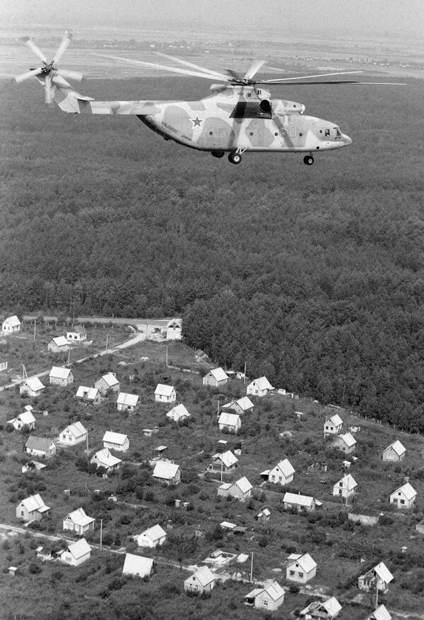搭载辐射剂量测定员的Mi-26直升机在灾后监测着切尔诺贝利核电站地区的情况。 - 俄罗斯卫星通讯社