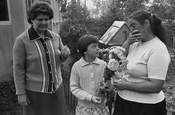 切尔诺贝利核电站30公里范围内的民众被疏散。1986 年，基辅地区的居民互相告别并离开家园。 - 俄罗斯卫星通讯社