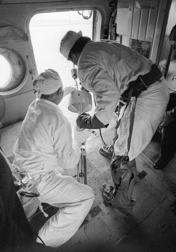 核事故发生后，直升机上的专家在切尔诺贝利核电站反应堆的冷却器中采集水样。 - 俄罗斯卫星通讯社