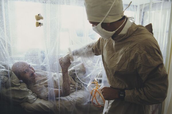 一名切爾諾貝利核事故的受害者在前蘇聯衛生部第六市級臨床醫院接受治療。  - 俄羅斯衛星通訊社