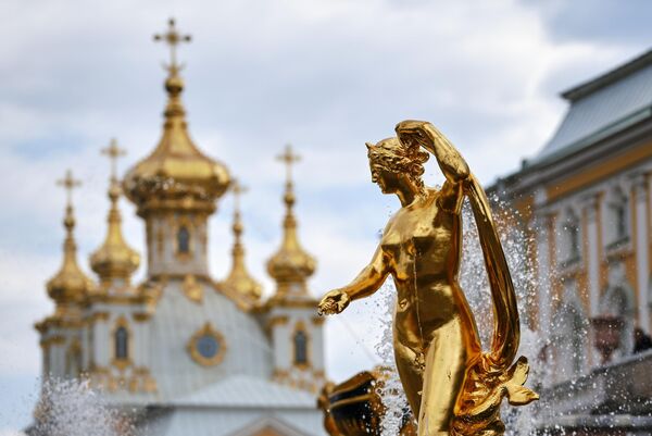 俄罗斯国立博物馆保护区“彼得大帝夏宫”园区内的各式喷泉。 - 俄罗斯卫星通讯社